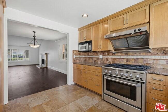 Building Photo - 18113 Bromley St