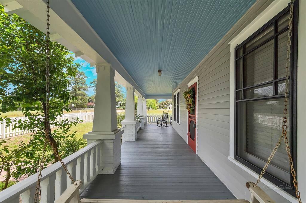 Front Porch - 10152 FM949