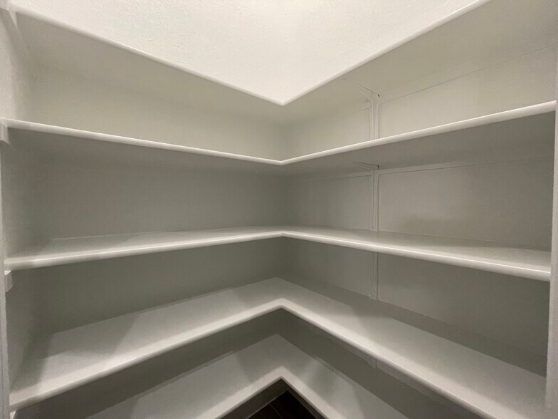 Building Photo - 300 La Joya Pass