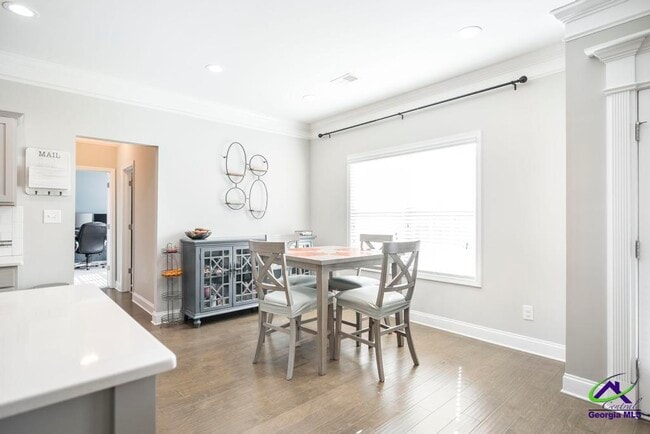 Building Photo - 421 Newport Ave