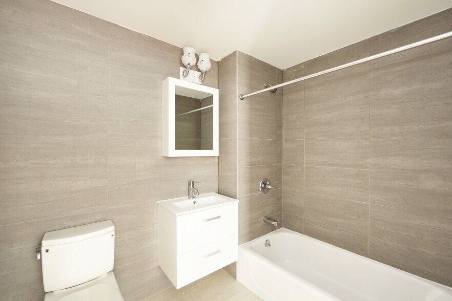 Building Photo - LUXURY 1 BED LOFT in Queens!