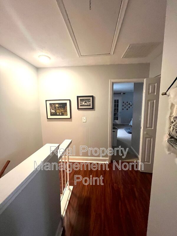 Building Photo - 5127 Village Green Way