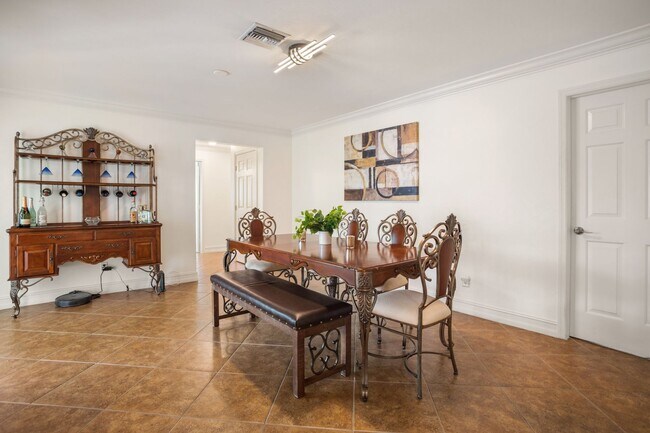 Building Photo - ** VICTORIA PARK ** 4 BED / 2 BATH - POOL ...