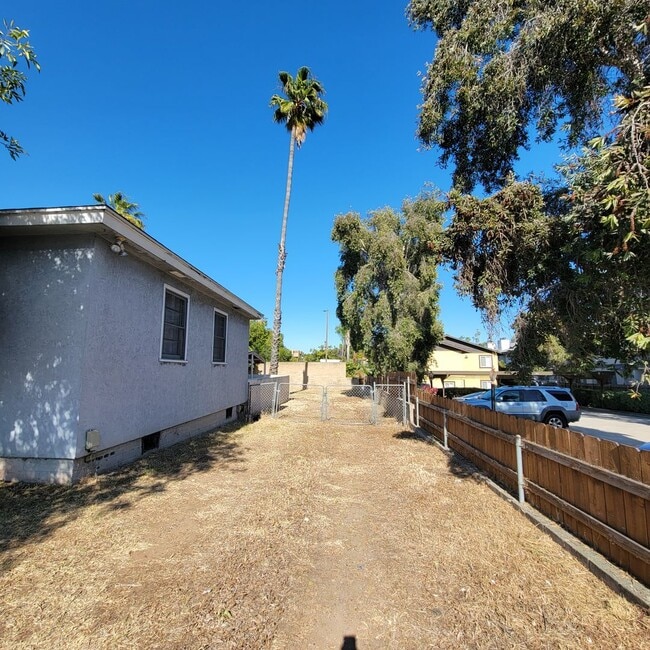 Building Photo - Adorable 2 bed 1.5 bath house with HUGE yard!!