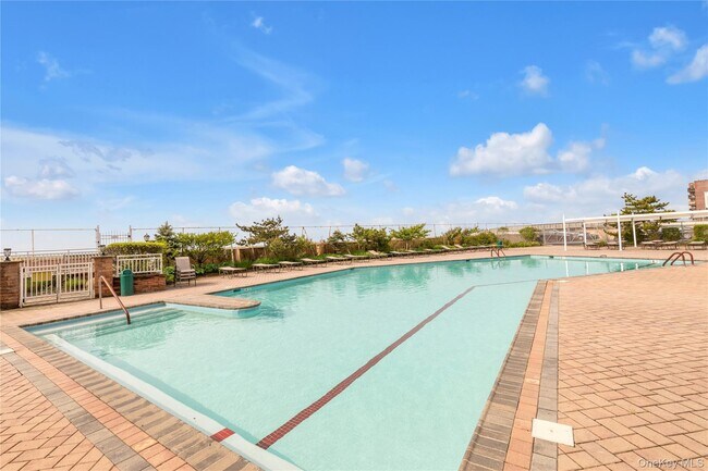 Building Photo - 830 Shore Rd