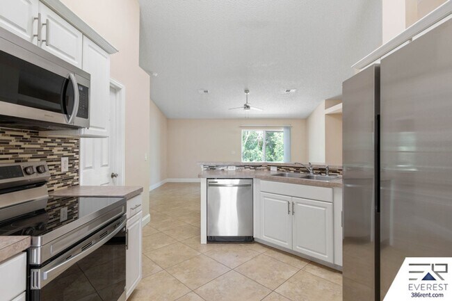 Building Photo - FULLY FENCED 3/2/2 IN THE HEART OF PALM COAST