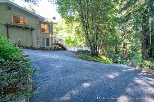 Building Photo - Updated and spacious 3 bedroom house on ov...