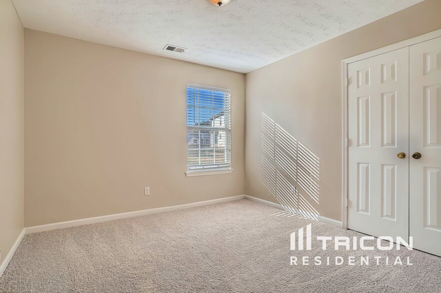 Building Photo - 6070 Autumn Green Dr