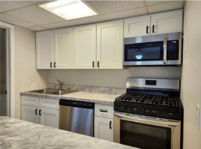 Building Photo - 1651 Mentor Ave