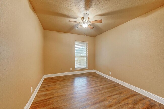 Building Photo - This charming 3-bedroom, 2-bathroom oasis ...