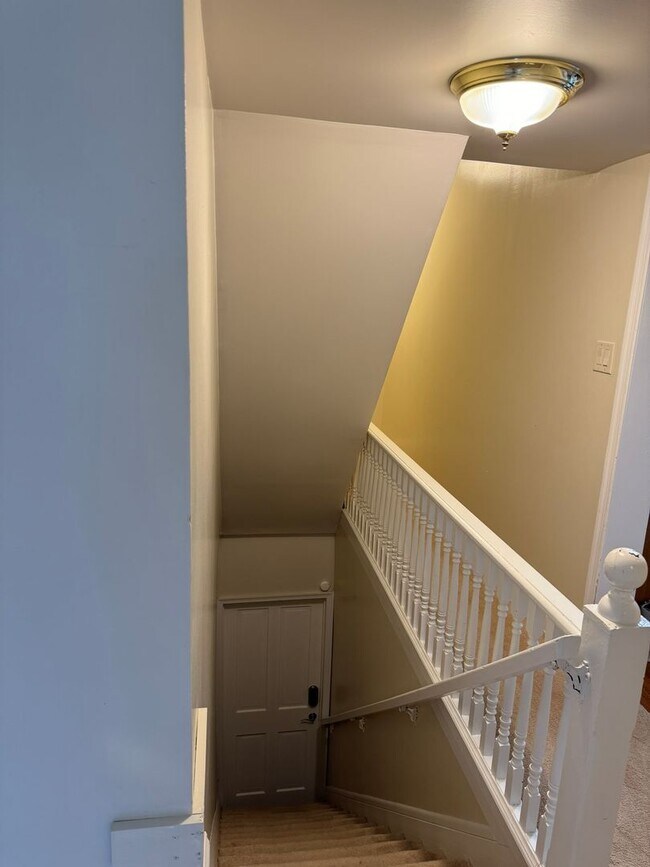 Building Photo - 412 E 4th St