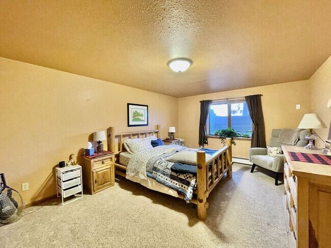 Building Photo - Large 3 bedroom home with gorgeous views i...