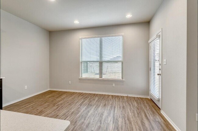 Building Photo - 3651 Sandy Brook Dr