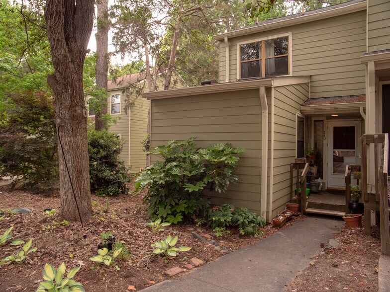 Building Photo - 210 Cedarwood Ln