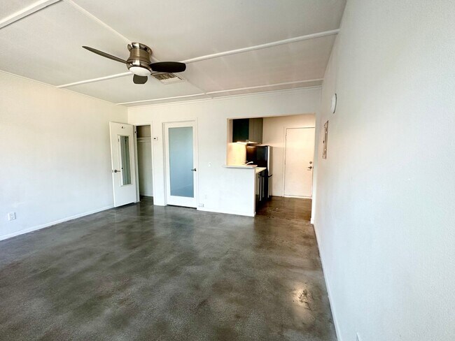 Building Photo - 700 N Riverside Dr