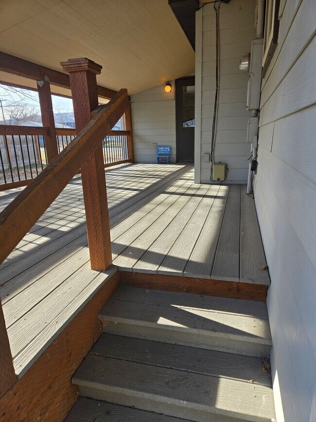 Building Photo - Three Bedroom Home - Single Car Attached Garage - in Townsend!