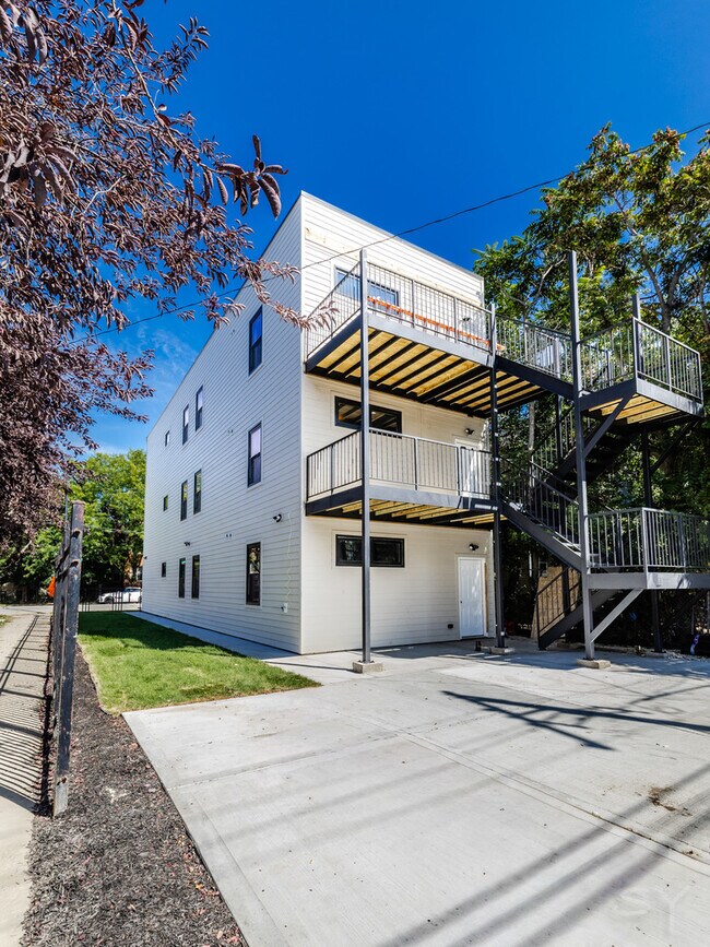 Building Photo - 3327 W Division St