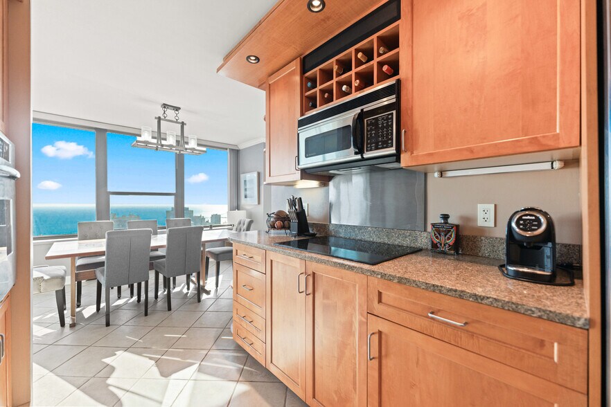 Building Photo - 1560 N Sandburg Terrace