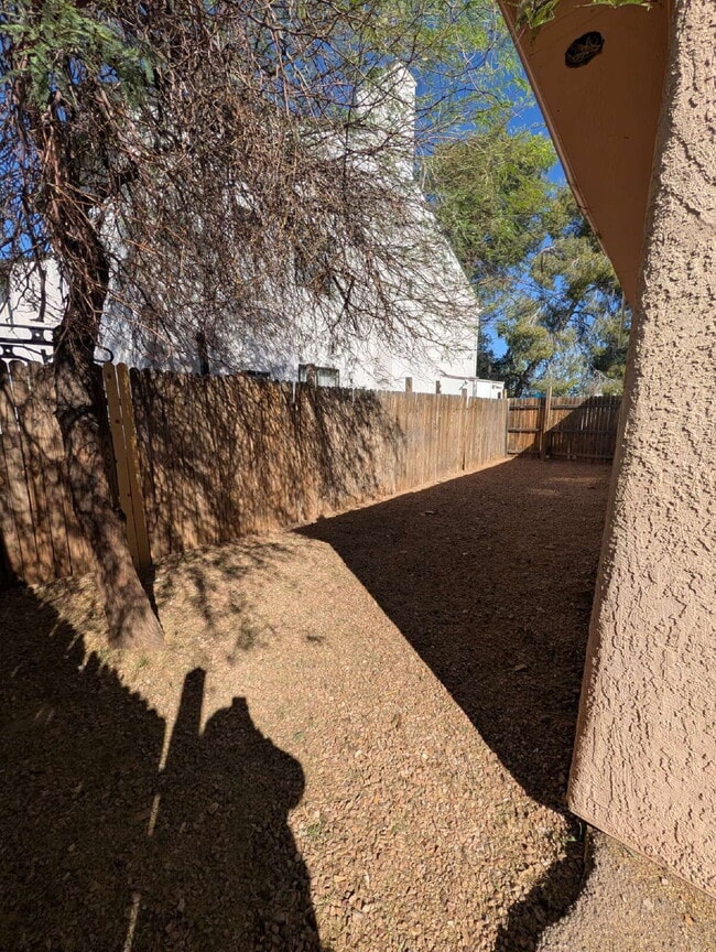 Building Photo - 2 Bedroom with private fenced yard!