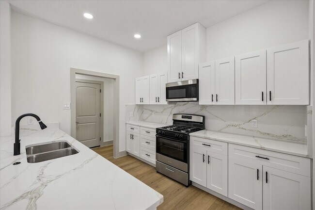 Building Photo - 9214 Grandview Park Dr