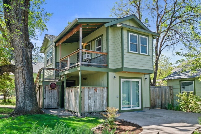 Building Photo - 393 N Laurel St