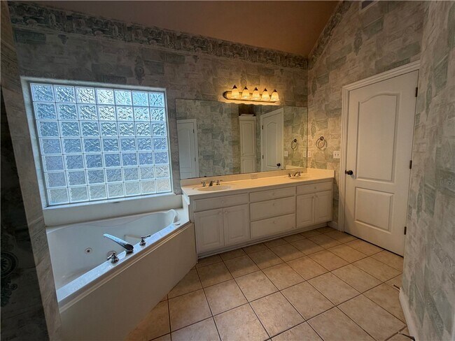 Building Photo - 4410 W Braymore Dr