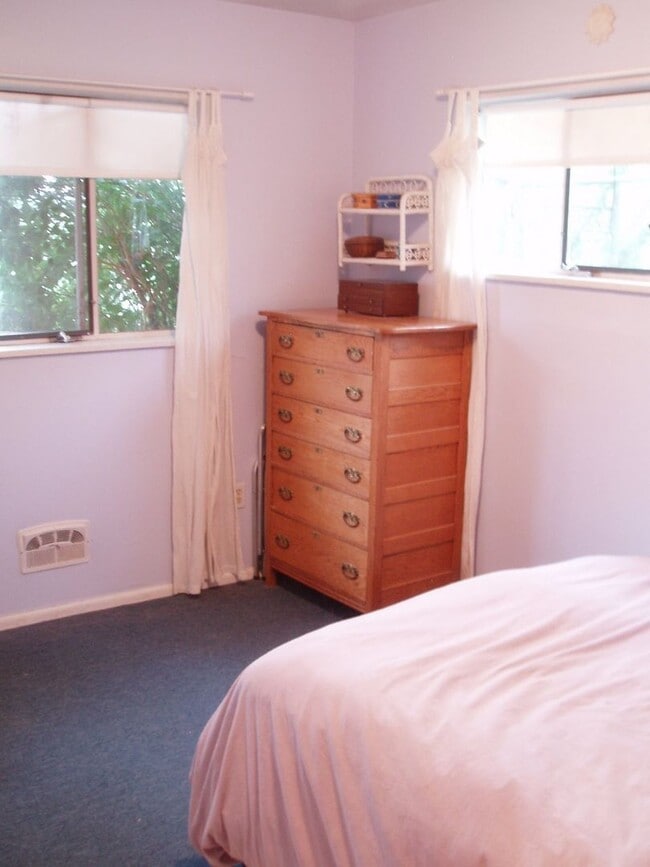 Building Photo - FREE 50in FLAT SCREEN TV Move in Special!!...