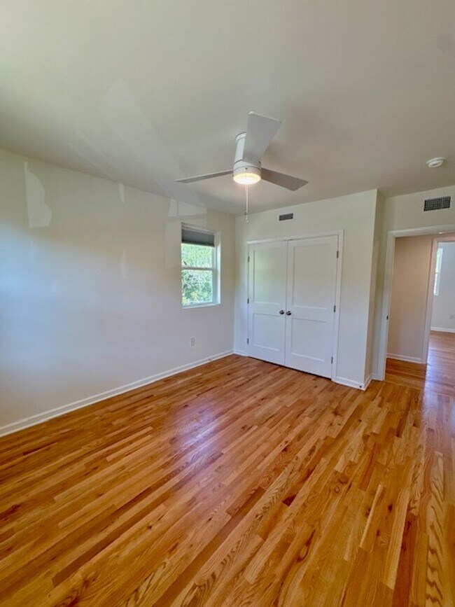 Building Photo - Newly Renovated Three Bedrooms Condo in South Windermere