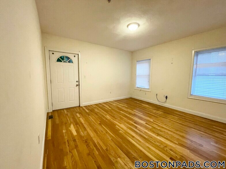 Building Photo - 128 Hillside St