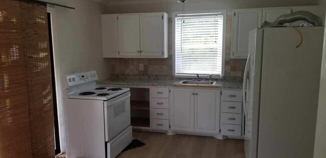 Building Photo - Maryville 37803 - 2 bedroom 1 bath - call ...