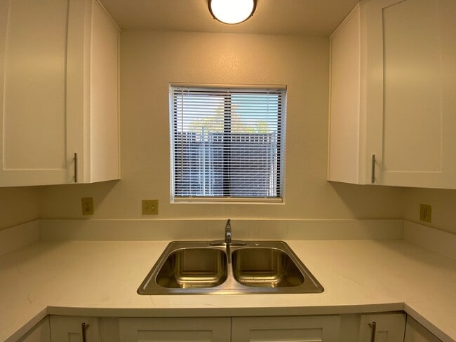Building Photo - Renovated 2 Bedroom at La Tierra Gardens