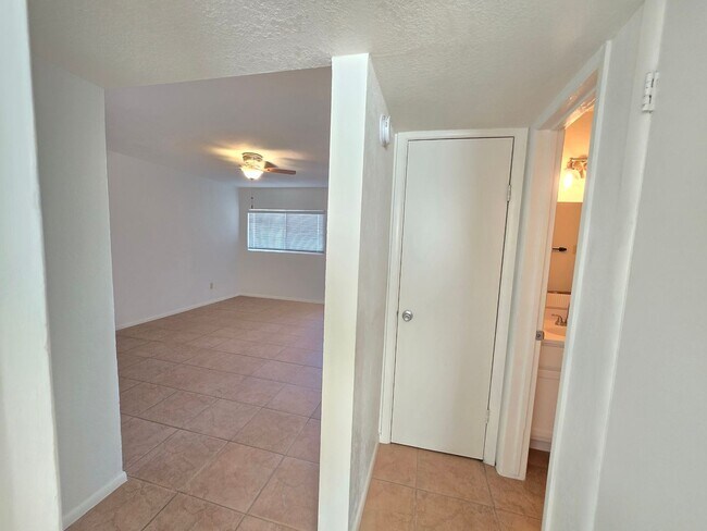 Building Photo - 2 Bed 1 Bath apartment