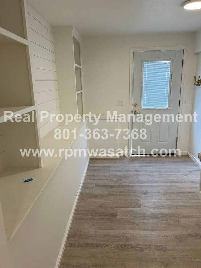 Building Photo - Don't miss out on this gorgeous and spacious basement apartment. It will go fast!!