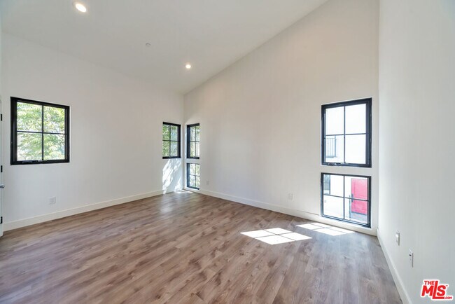 Building Photo - 1022 Masselin Ave