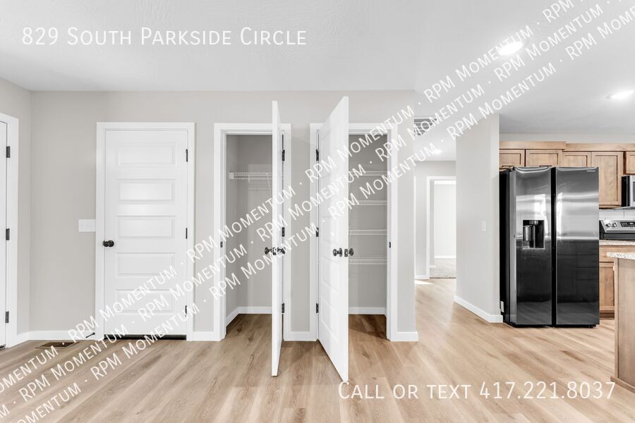 Building Photo - 829 S Parkside Cir