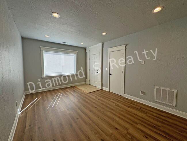 Building Photo - Charming 2 Bedroom/2 Bathroom House Coming Soon!