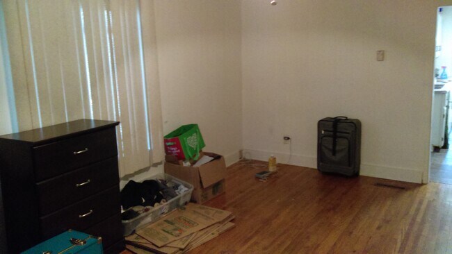living room - 1014 N University Dr