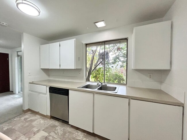 Building Photo - Bright and Open 3 Bed, 1 Bath House!