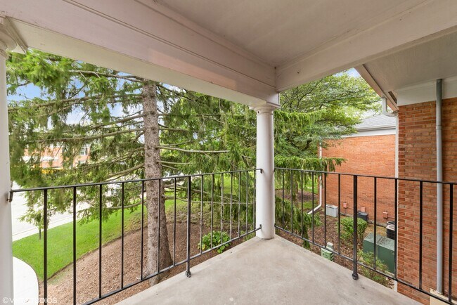 Building Photo - 560 Shorely Dr