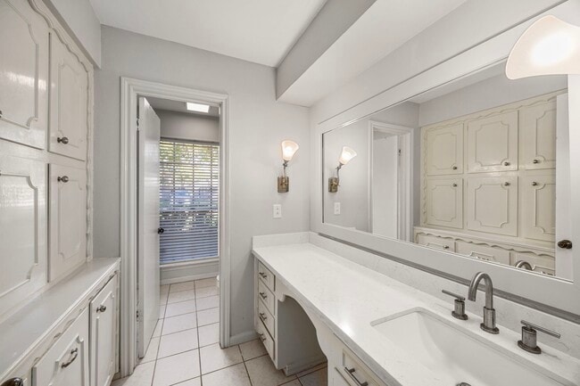 Building Photo - 11223 Oak Spring Dr