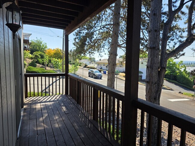 Building Photo - 2022 E 6th St