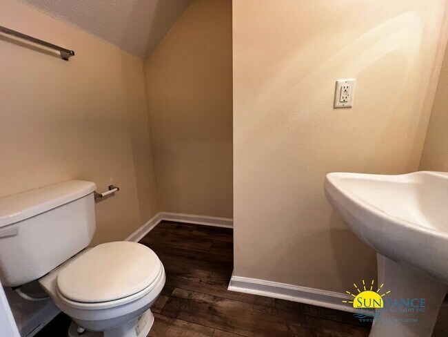 Building Photo - Spacious 3 Bedroom In Crestview!