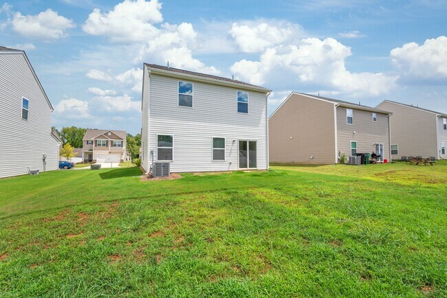 Building Photo - Modern Home with Great Layout!