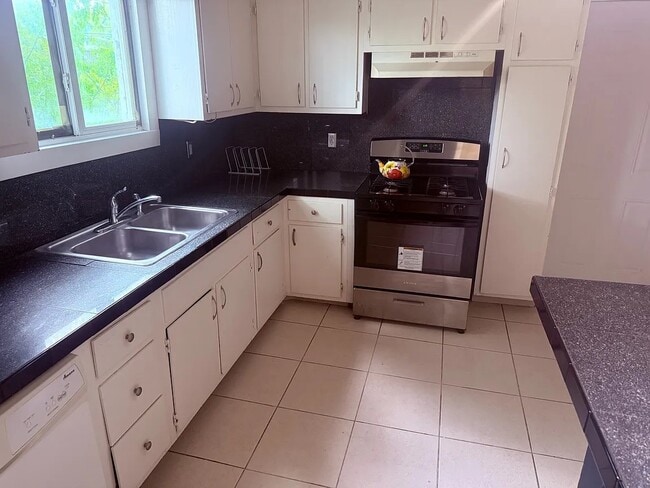 Building Photo - 285 Richard St