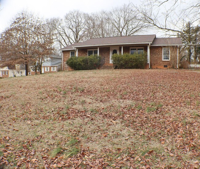 Building Photo - Cute brick ranch 3 bedroom, 2 bathroom in ...