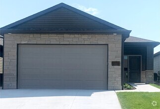 Building Photo - Ranch townhome with 2 stall garage. Spacio...