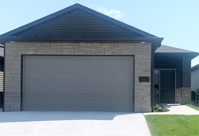Building Photo - Walkout ranch townhome with 2 stall garage...