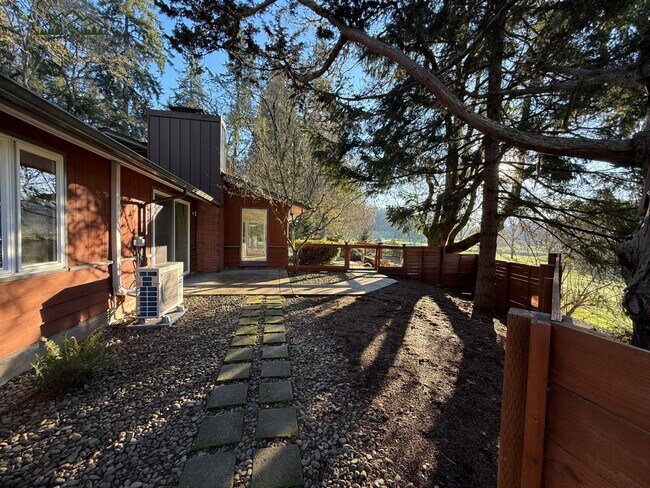 Building Photo - 1808 E 28th Ave