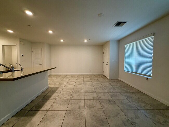 Building Photo - 3 BED 2.5 BATH 2 CAR GARAGE TOWNHOME IN HENDERSON CADENCE COMMUNITY FOR RENT!!