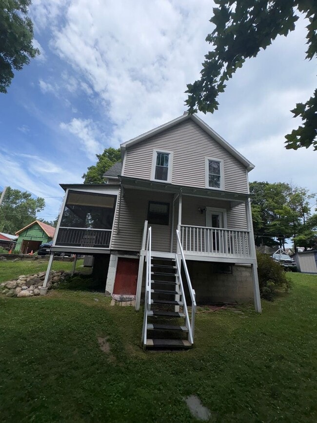 Building Photo - Lovely 4 Bedroomin a Quaint and Quiet Neig...